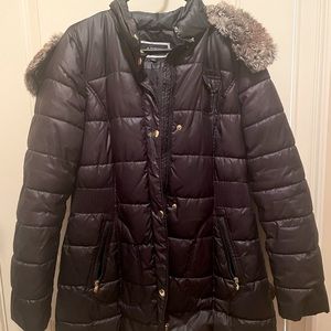 Apt 9 womens black Puffer coat. Has a fair fur lined hat that is removable.